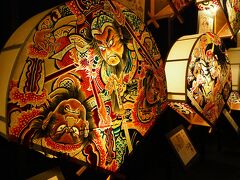 私の実家がある埼玉の北本市で弘前ねぷたを倣って秋にねぷた祭りを開催しているのですが（比べたら全然小規模でしょうが）前に見に行った時に、弘前の絵師さんが描いてくれたねぷたも1台あり、、