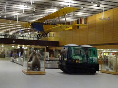 空港に到着
よく見ると、荷物のカルーセルが公共の場にあるという状況にびっくり。
チェナのキャタピラー車の展示もあったのね。

飛行機と熊しか目に入っていなかった。