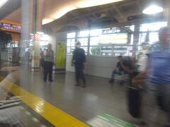 北千住駅に停車。ここからたくさんお客さんが乗ってきてほぼ満席になった。そもそも、休日かつ朝イチの特急だけに、お客さんが集中してきてしまう傾向があるようだ。

昨晩寝る時点では、私の席（5D）のとなりと前の列の通路側（要するに4Cと5C）が空いていて、「やれやれトナラーは来なさそうだ」と思っていたが現実はそんな甘くはなく、その4Cと5Cにご夫婦が乗ってきた。

たぶん今朝になって特急券買って、そこしか空いてなくてやむを得ず、なんでしょうけどねえ。