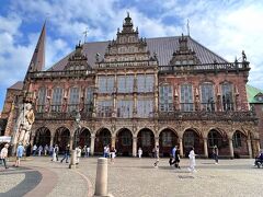 Bremer Rathaus
https://www.rathaus.bremen.de/

広場を飾る数々の壮麗な建物の一つ。ここは15世紀のゴシック様式や17世紀のヴェーザー・ルネサンス様式、20世紀ネオ・ルネサンス様式の傑作で世界遺産でもある600年の歴史を誇る市庁舎。
見学も出来るそうなんですが、タイトな時間につき残念ながら断念。