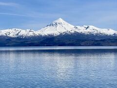 湖水の透明さ。それにしても標高3776メートルの円錐形の火山とは。これもう日本に行く必要ないやん。