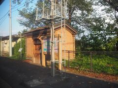 山都駅16時05分。
ホームにはレンガ造りのランプ小屋（油庫）が残されています。
山都駅が開業した1910年（明治43年）ころから使われていた。
当時は車内の電灯や標識灯などにランプが使用されその油を保管。