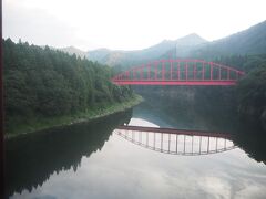 阿賀野川にかかる赤い橋が水面に映って幻想的ですらあります。