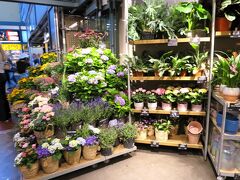 駅構内の花屋さんの中　プレゼント用のものが多くカードも揃っている