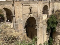 16時のロンダの気温37℃。800mの高原なのに海がないと酷暑だ。
突然ヌエボ橋が現れ驚く。
