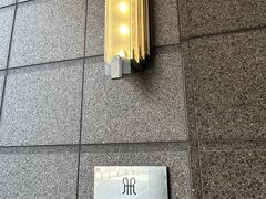ホテルからタクシーで『ホテル阪神』へ。
珍しく串カツじゃなく天ぷら食べよか、って相方(≧◇≦)
だけど、梅田で天ぷら屋さんってあんまりない感じで、
リッツカールトンは高いしなー、と
