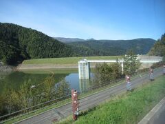 再び車窓左に見えて来た「大雪湖」は多目的ダムです。
