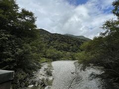 昨日よりやや雲多め。朝なので人は少なめ