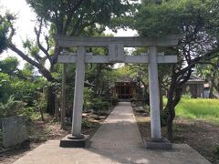 東京側の橋のたもとには、落馬止め天神とも呼ばれる、北野天神があります。
参道の左右に手水石や踏み石、狛犬などがあり、周囲は草地になっています。
