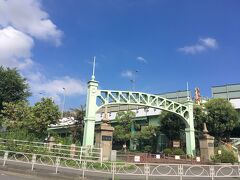 北野天神の石鳥居の右手には、六郷の渡しあとの掲示があります。
近くには、旧六郷橋の橋門が設置された、宮本台緑地があります。

