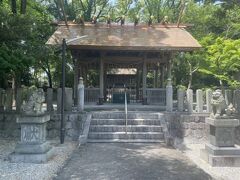 西尾城を目指して歩くとぐるりと回り込む形になり、先に神社を見ることになりました。拝殿の向こうに本殿が見えるタイプですね