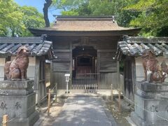 こちらは御剱（みつるぎ）八幡宮。狛犬がこっちを見ないでお互いに向かい合っていますね。