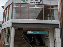 秋田駅は西口から入場します。