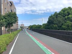 自転車道に戻ると、行手に大師橋の白い塔が見えました。
