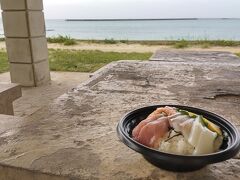 夕食はパイナガマビーチでお弁当