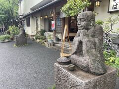 境内を出て門前通りをお散歩。
深大寺そばの元祖嶋田家。