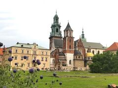 大聖堂の遠景が美しい。
雨が降って来そうなのでヴァヴェル城の見学は大聖堂だけで満足し、旧市街の中央広場へ戻ります。