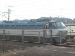 2023.08.09　相生ゆき普通列車車内
東福山では“フクツーエクスプレス”を牽くＥＦ６６形１００番代が休んでいた。つい先日まで大ハズレ扱いだったが、定期運用で当駅以西に入ることがなくなり、西の果ての島の者にとって貴重な存在になった。