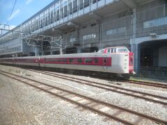 2023.08.09　相生ゆき普通列車車内
岡山に着く直前、「やくも１３号」が発車していった。予定臨の７０００番代である。