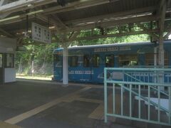 2023.08.09　相生ゆき普通列車車内
岡山県最後の駅三石でラッピング車と出会う。