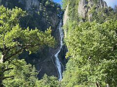 ３＜銀河の滝　落差120ｍ＞
「銀河の滝」は、白糸のように岩肌を流れ下る優美な姿がいい。別名「女滝」。「流星」と「銀河」いずれも日本100名瀑です。　