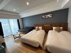 お部屋はエアポートビューツイン。
沖縄県旅行支援を使い、お掃除不要のエコプランで2泊。
1泊3000円の割引が二泊で6000円引きに。プラス地域クーポン3000円付き。
これにホテルからウミカジテラスの割引券2500円をいただき、すごくお得な気分に。

昨年の一人旅でもシングルでなくツインに泊まったけれど、アメニティやタオルが二人分着くので、なんだか贅沢な気分になれます。