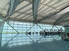 出発ターミナルは贅沢な空間の使い方ですねー。

乃木坂46の「好きというのはロックだぜ！」のMVは開業前のここで撮影されたそうです。