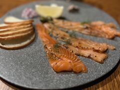 ハンマーヘッド内にあるレストラン”Quays pacific grill”へ。

店員さんからサーモンをおすすめされたので食べてみたら、すごく美味しかった。
クラフトビールも美味しかった。