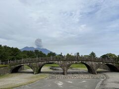 帰るころには桜島から噴煙があがっていました。

地元の人にとっては見慣れた光景かもしれませんが、旅行者にとってはやはりびっくりというか、ちょっと感動という景色でした。