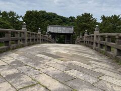 公園に入るとすぐの場所にあるのが西田橋です。