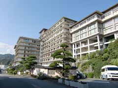 来ました。来ました。「プロが選ぶ日本のホテル旅館100選」の上位常連の稲取銀水荘さん。お世話になります。