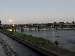 渡月橋と満月。びっくりするくらい大きな月が見えて、外国の方もみなさんも足を止めてお月見をしていました。
