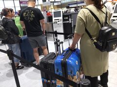 無事に成田空港に到着
ものすごい列

自動チェックイン機があるのに有人対応
しかもグランドスタッフ2名
そりゃ時間かかるわね～。