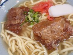 夫はソーキ蕎麦

今回の旅行で食べた蕎麦のなかで
一番美味しかったとかｗ

