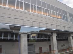 　小松駅に停車します。
