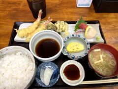いち乃家。
私は天ぷらと刺身の定食。
家内は海鮮丼にうに800円のオプション付けてました。