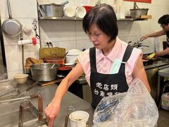 この夜市でもう一つ食べてみたかった台南意麺の店に寄ります。
直ぐに食べられるお腹の空きはなかったので外帯にしました。

ピクチャーＯＫ？

と聞くとすっごくはにかみながらマスクを取って調理してくれたお母さん。
なんて愛らしいんでしょ！
