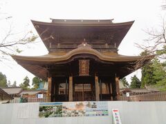 七ツ森古墳群から国道をさらに東へ。阿蘇外輪山を下りて阿蘇の町に入り、阿蘇神社に立ち寄ります。
昨年、ミヤマキリシマの時期（５月）に訪れましたが、このときは楼門が囲いで覆われて修復中で見られませんでした。
https://4travel.jp/travelogue/11754921　（霧の仙酔峡へミヤマキリシマを探しに　～カルデラプレートと阿蘇内牧温泉～）

今回、完全修復というわけではありませんが、囲いが外されて近くで見られるとのことで立ち寄ります。

駐車場に車を停めると、楼門が見えます。
威風堂々、古式ゆかしい造りです。

＊阿蘇神社は上記の旅行記で既に取り上げているので、今回は修復中の建物のみ取り上げます。