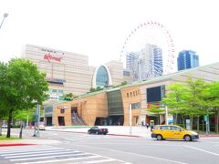 この辺りは、大型ショッピングモール「美麗華」があり、ビルの上に台北で唯一の観覧車があることから、有名なデートスポットだそうです。