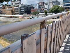 京都は三条大橋。
長いこと工事をしていたが、やっと終わりかけて綺麗な欄干になりました。