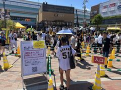 甲子園駅前にあるタイガースグッズショップに行きますが、なんと優勝グッズは無いとのこと。

想定より早く優勝したんで、グッズが追い付いていないそうです（笑）