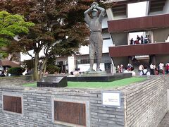 花咲スポーツ公園硬式野球場 (スタルヒン球場)の前に建っているのが有名なスタルヒンさんの像です。