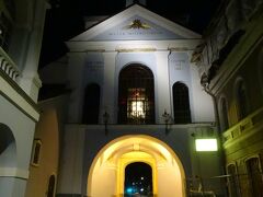 夜明けの門の城壁内側に行くと、窓が開いていて・・・