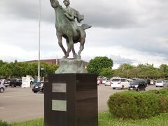 花咲スポーツ公園硬式野球場 (スタルヒン球場)から、40号線に沿って北東に600mほど進むと、旭川市花咲スポーツ公園 陸上競技場に向かう歩道沿いに「少年の夢」の像があります。躍動感溢れる像です。