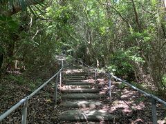 ひとつめのスポット、「大岳」に到着。

小浜島で一番標高が高い場所だそうで頂上に展望台があるんだそうな。

階段やばい。
南国の日差しと相まって結構キツイ。