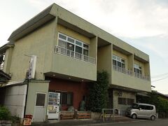 恵比寿荘
駅から5分もかかりません。部屋にトイレ・風呂無しとは言え、今時1泊2食付きで8000円はお得な料金設定です