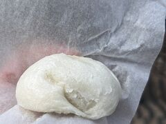 湯畑をぐるりと周りながら、お昼代わりの温泉饅頭食べ比べ

こちらは白い温泉饅頭