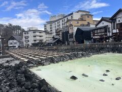 チェックアウト後、また湯畑にやってきました。