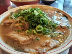 朝ごはんがてら、
京都駅近くのラーメン屋さんへ来ました。
朝から行列のお店。

幸い、あまり並んでいなく、
10分ほどで入店できました。

汗をかきかき、食べてました。

冬場だったら、からだが温まっていいだろうなぁ。
美味しかったです。