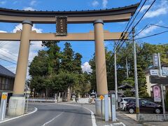 武水別神社（たけみずわけ神社）です。

神社脇の小川を渡った所に大きな無料駐車場完備。
車を停めて、大鳥居から進みます。